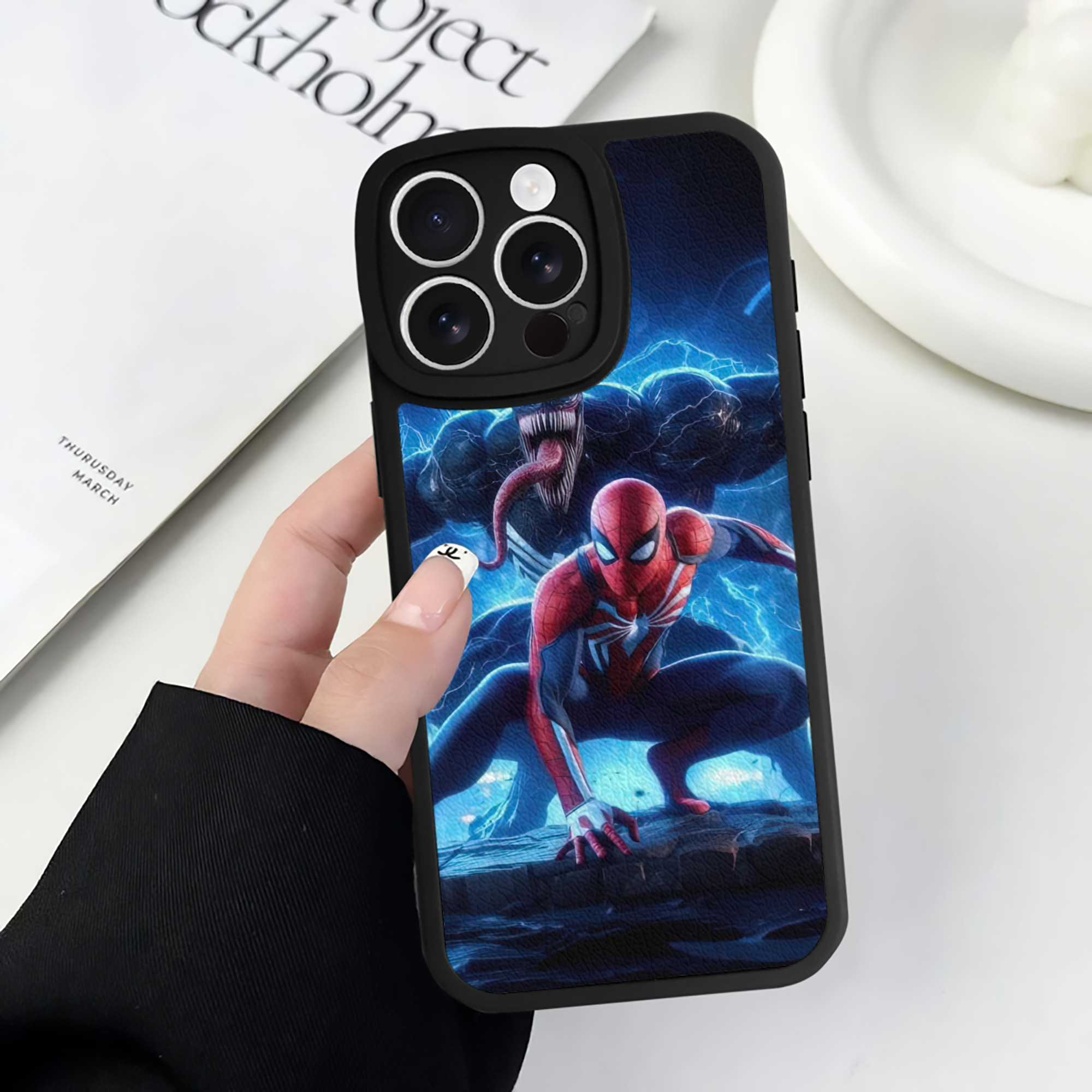（画像用） Spider Man スパイダーマン 【iPhone 16シリーズ対応】シリコンスマホケース（レザー調） 材質：シリコン